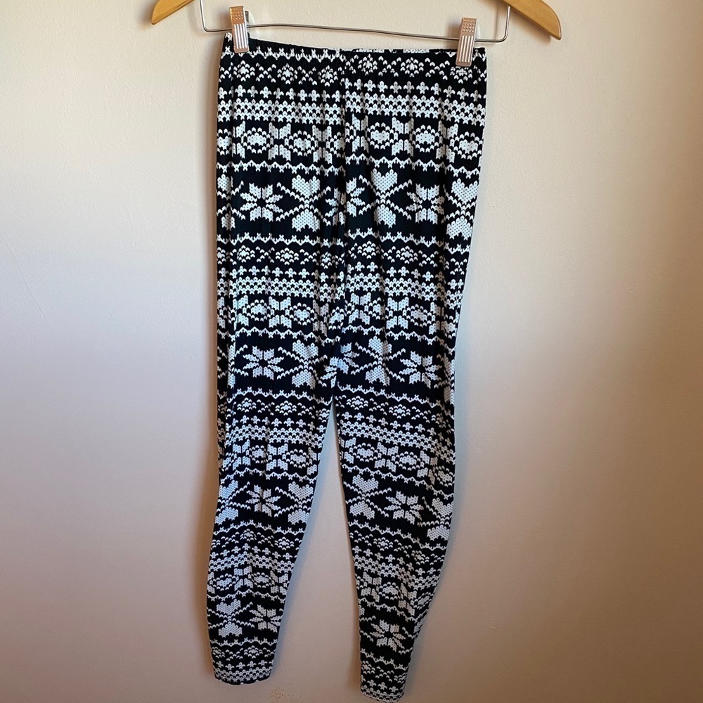 Cozy Black & White Snowflake Knit Leggings – Size S/M ❄️